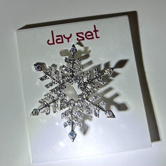 Brooch - silver tone snowflake with faux diamonds - Picture 1 of 1